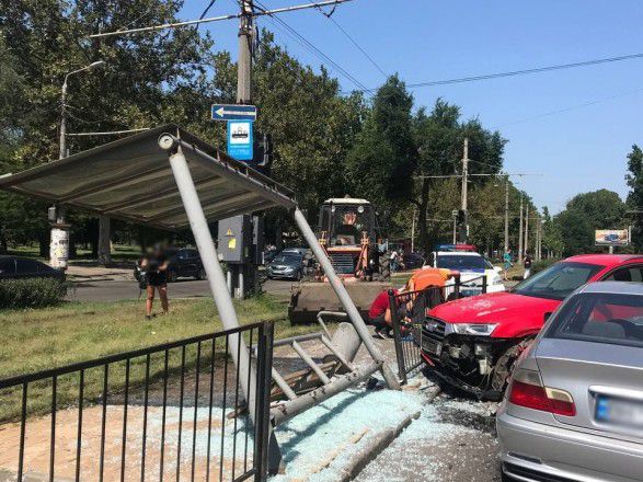 В Одесі водій BMW влетів у зупинку громадського транспорту, є постраждалі