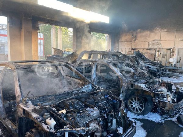 На Одеському НПЗ горіли автівки. Фото
