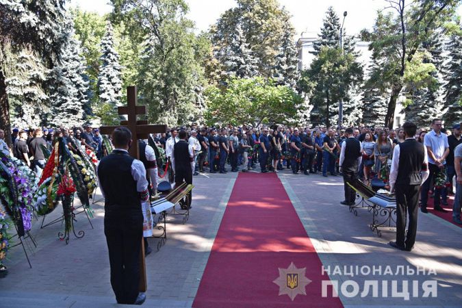 В Одессе простились с тремя полицейскими, погибшими в ДТП (фото)