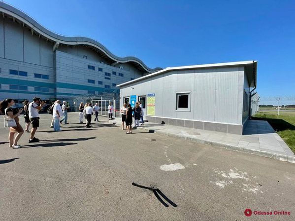 Пункт вакцинации открыли в аэропорту Одессы 12