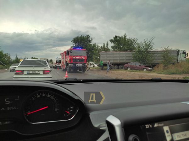 Под Одессой произошло масштабное ДТП с участием четырех авто. Фото и видео