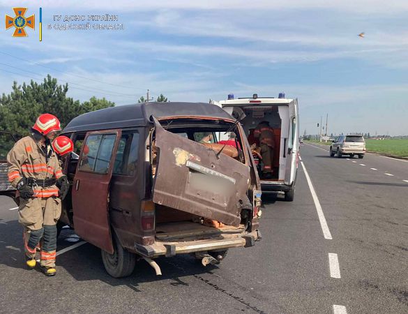 На Одещині зіткнулися два легковики: травмованого водія з автівки діставали рятувальники