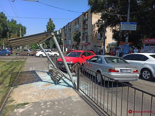 На Фонтане автомобиль влетел в остановку с людьми — есть пострадавшие (фото)