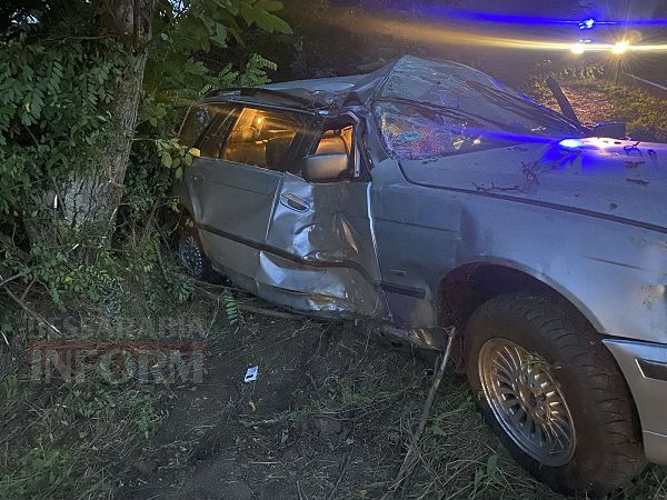 На трассе Одесса-Рени BMW влетело в дерево: водитель погиб, пассажира в тяжелом состоянии забрала скорая