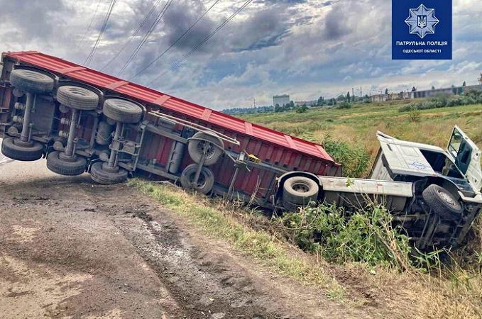 На Объездной дороге перевернулся зерновоз