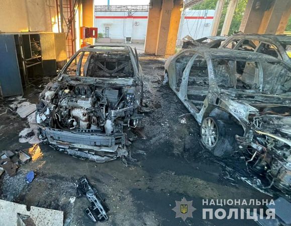 В Одессе на недействующем заводе "Лукойл" полностью сгорели шесть автомобилей - полиция подозревает поджог