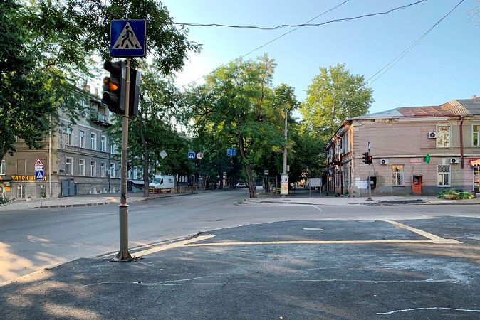 В Одессе ремонтируют тротуар рядом с театром им. В. Василько