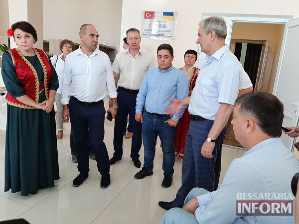 Турецкий подарок бессарабским гагаузам: Котловина похвастала роскошным ДК перед губернатором Одесской области
