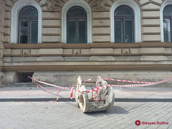 Мэрия обратится в Минкульт из-за обвала лепнины с фасада дома-памятника архитектуры в центре Одессы