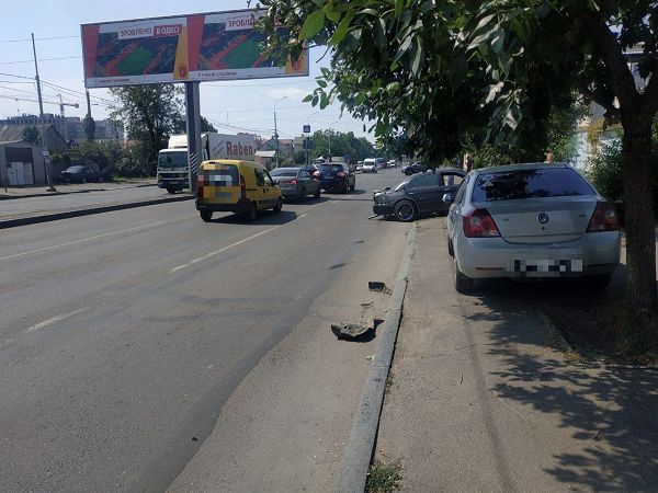 В Малиновском районе Одессы пьяный водитель «Мазды» протаранил 4 автомобиля и предлагал взятку патрульным (фото)