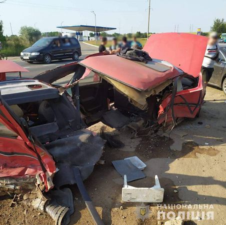 У ДТП під Одесою авто розірвало навпіл: фото та відео з місця події