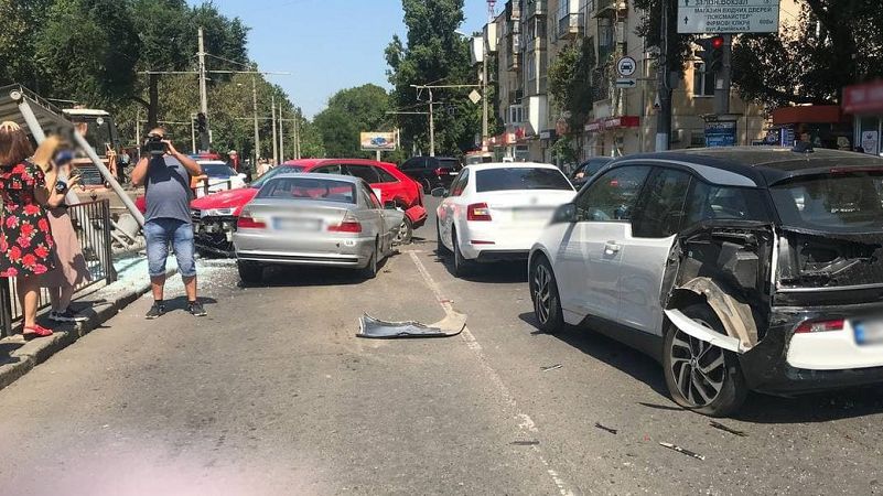 В Одесі BMW протаранив три автівки та в’їхав у зупинку: є травмований