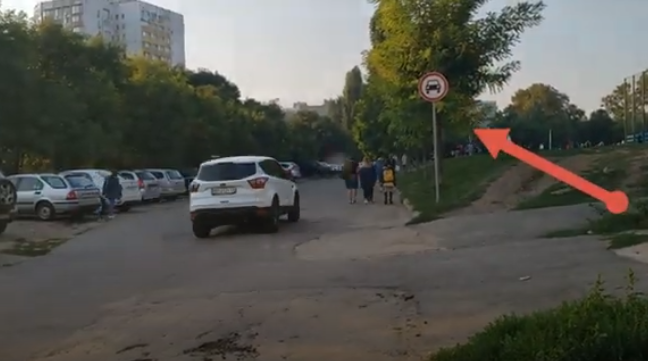 В Одессе на Вильямса автомобили угрожают школьникам