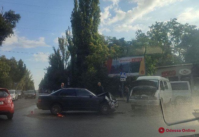 В Одессе столкнулись микроавтобус и легковушка