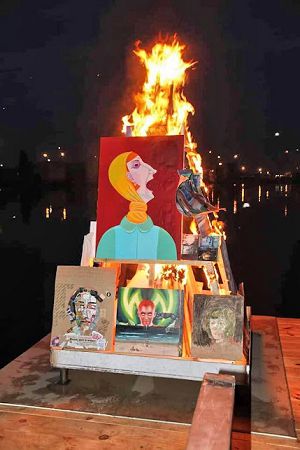 Под Одессой художники сожгли свои картины ради искусства