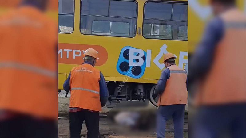 Бабця кинулась під трамвай в Одесі: діставали з автокраном