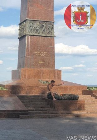 Одесские муниципалы задержали обнаженного мужчину возле монумента Неизвестному матросу