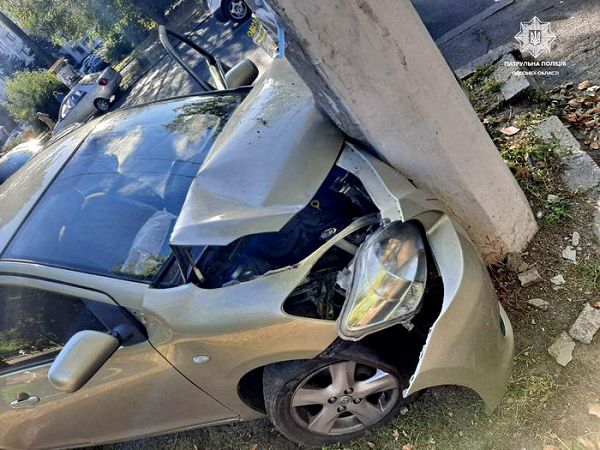 На проспекте Шевченко пьяный водитель разбил авто об столб