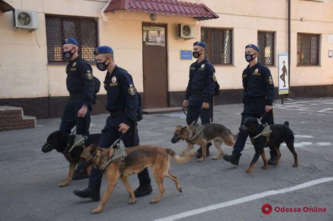 За лето раскрыли более 200 преступлений: одесских полицейских и нацгвардейцев наградили за службу во время курортного сезона