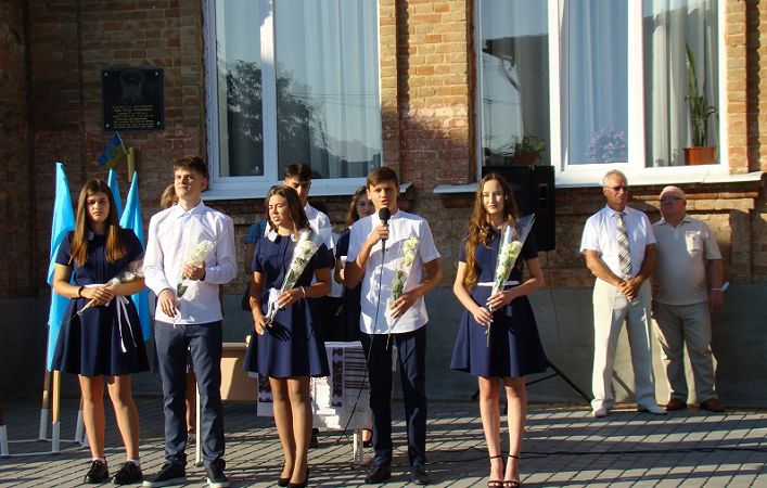 В школах Белгорода-Днестровского прозвенел первый звонок: торжественные линейки прошли только для учеников выпускных классов (фоторепортаж)