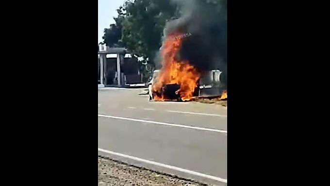 На трассе Одесса-Южный возле автозаправки загорелась машина (видео)