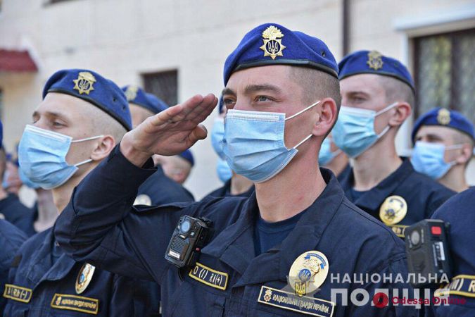 За лето раскрыли более 200 преступлений: одесских полицейских и нацгвардейцев наградили за службу во время курортного сезона