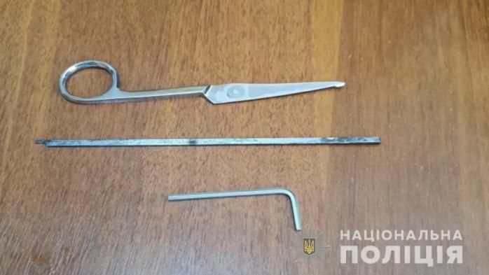 Під Одесою на АЗС у чоловіка викрали з авто 400 тисяч доларів: всі подробиці