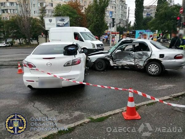 В Одессе полицейский проехал на красный сигнал светофора и убил человека (фото, видео)