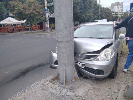 В Одессе автомобиль врезался в столб — пострадал водитель