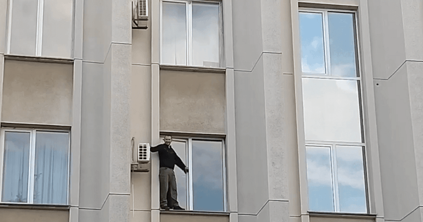 В Одессе ветеран АТО грозился выброситься из окна ОГА (видео)