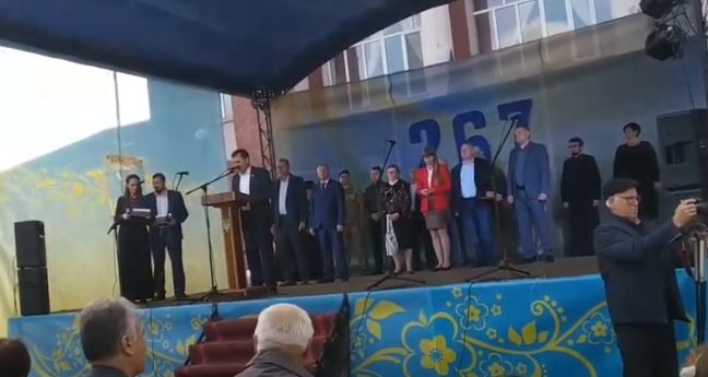Под Одессой мэр с трудом прочитал поздравление с Днем города на украинском языке (видео)
