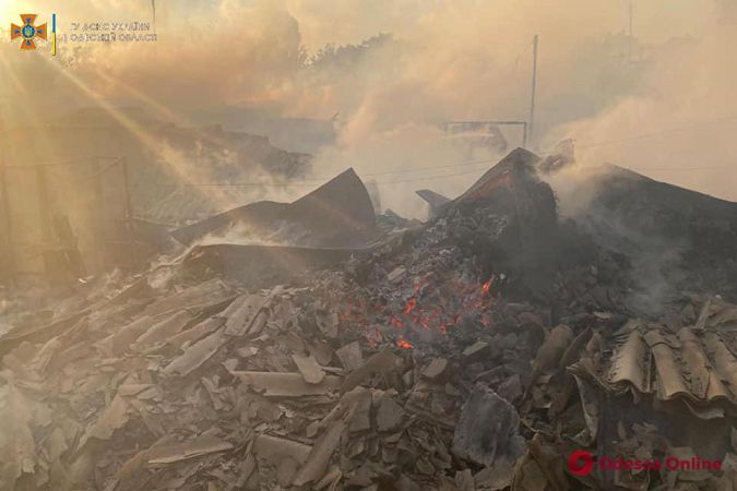 В Черноморске во время пожара сгорели частный дом и заброшенная хозпостройка