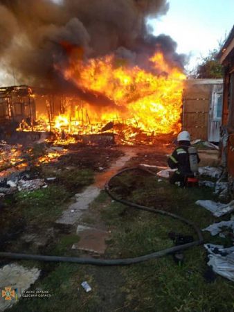 В Затоке масштабно горела база отдыха: отдыхающих эвакуировали