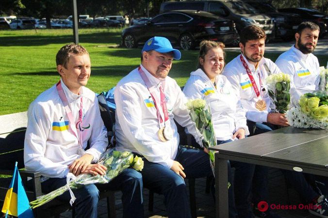 Овации, цветы, воздушные шары: в Одесском аэропорту встречали паралимпийцев (фото)