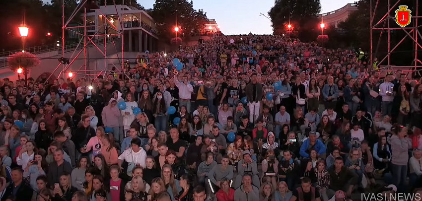 На Потемкинской лестнице идет праздничный гала-концерт, посвященный Дню города (видео)