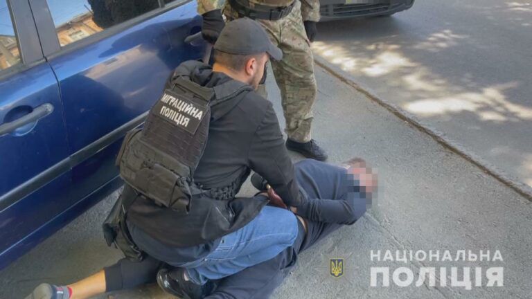 Наладили «бизнес»: в Одессе иностранцы обворовывали элитные автомобили (ВИДЕО)