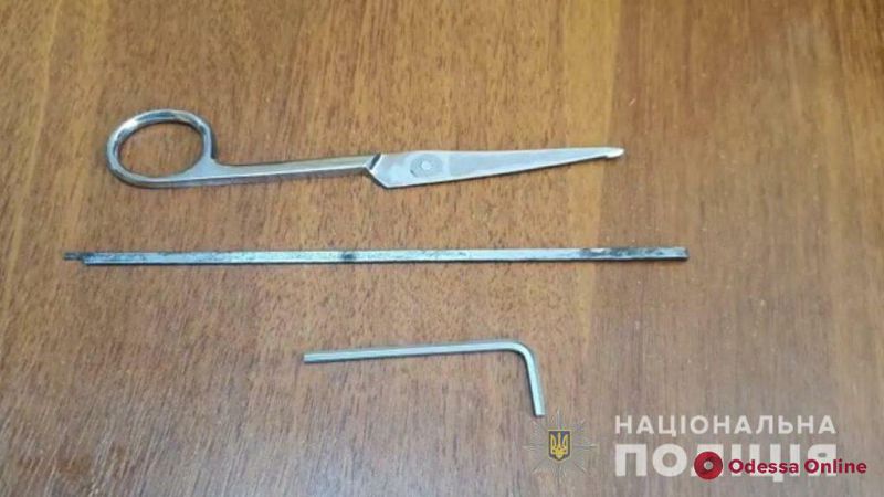 Украли 400 тысяч долларов из авто: одесские полицейские задержали троих кавказцев