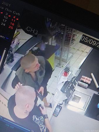В одесском супермаркете пьяные мужчины напали на кассира