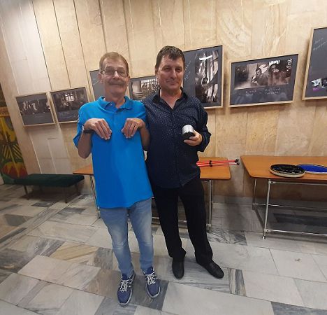 В Доме клоунов открылась выставка фотопортретов запорожца Андрея Бондаренко, снятых … банкой из под коф