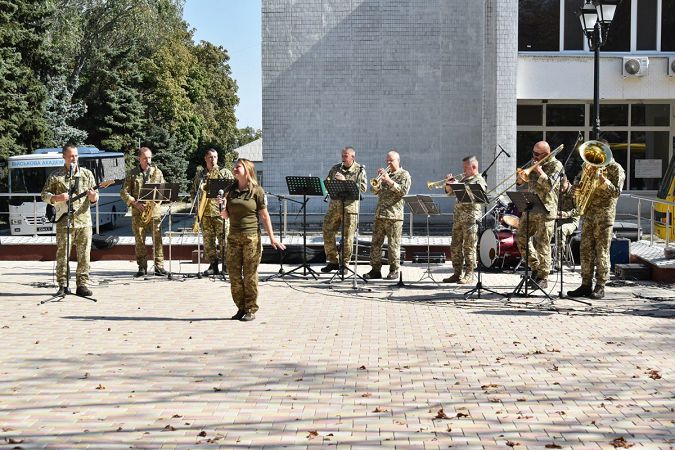 Військові артисти з Одеси провели концерт у прифронтовій Волновасі