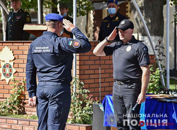За лето раскрыли более 200 преступлений: одесских полицейских и нацгвардейцев наградили за службу во время курортного сезона