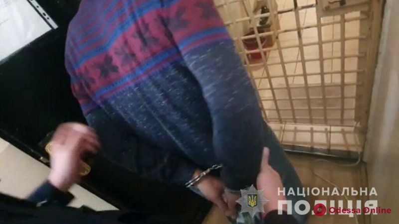 Украли 400 тысяч долларов из авто: одесские полицейские задержали троих кавказцев
