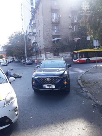 На Маріїнської автомобіль збив жінку — вона в лікарні (фото)