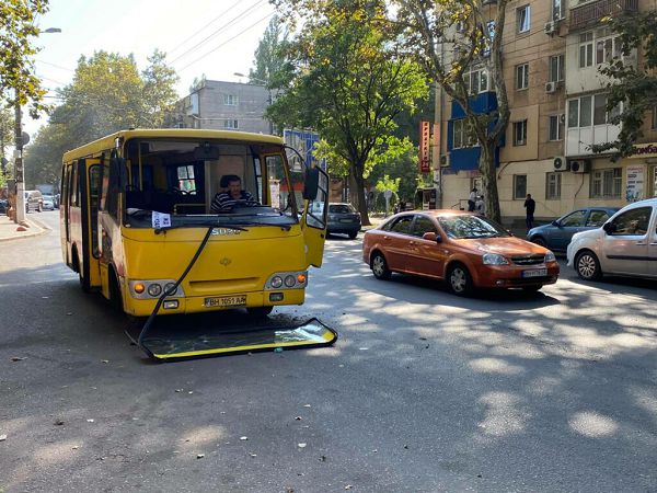 В Одессе у маршрутки отлетело лобовое стекло после ДТП (фото)