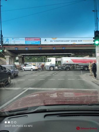 У Пересыпского моста из-за столкнувшихся фуры и легковушки было затруднено движение