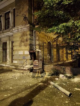 У центрі Одеси в міському саду обвалився фасад історичної будівлі. Фото