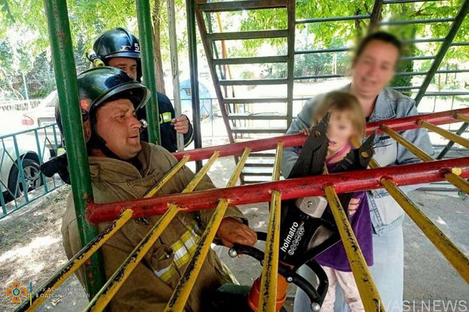 В Одессе на детской площадке между железными перекладинами застрял ребенок