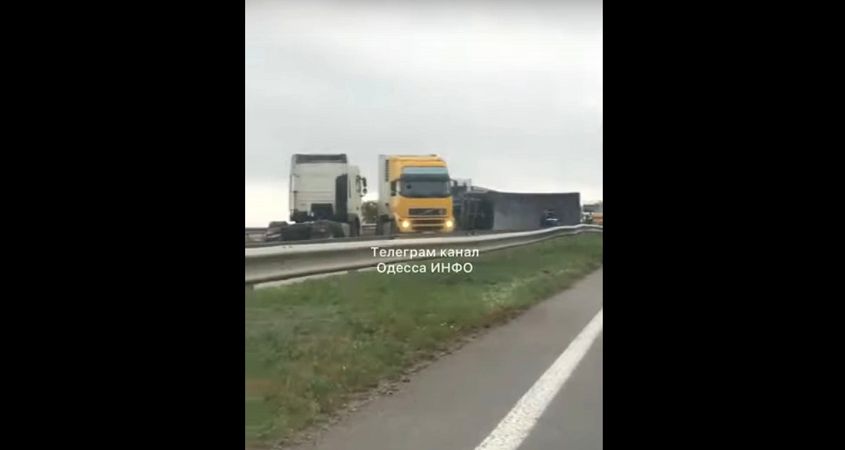Под Одессой опрокинулся зерновоз, движение на Киевской трассе затруднено (ВИДЕО)