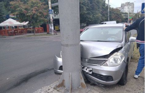 ДТП в Одессе: автоледи не справилась с управлением и въехала в столб