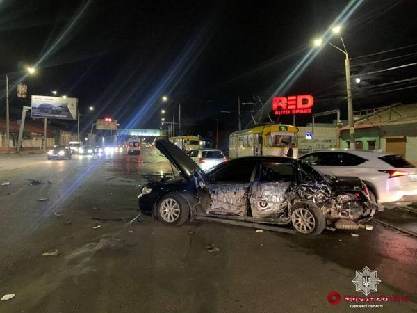 В Одессе на Николаевской дороге Lexus врезался в три автомобиля